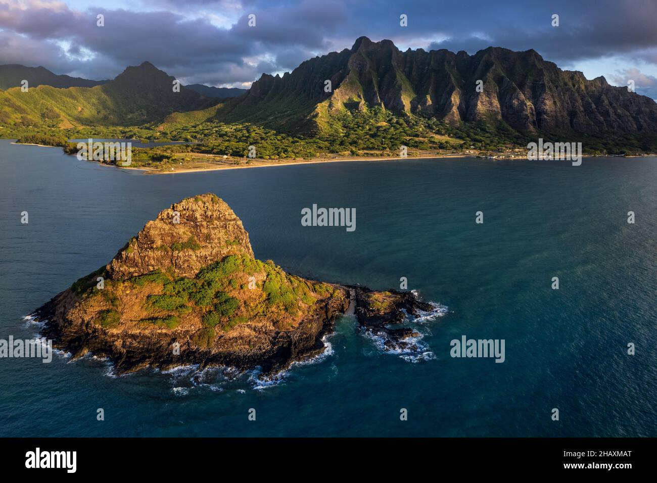 Veduta aerea dell'Isola di Mokoli'i (precedentemente conosciuta come l'ormai datato 'cappello di Chinaman'), Kualoa Ranch e paesaggio di montagna costiera, Oahu, Hawaii, USA Foto Stock