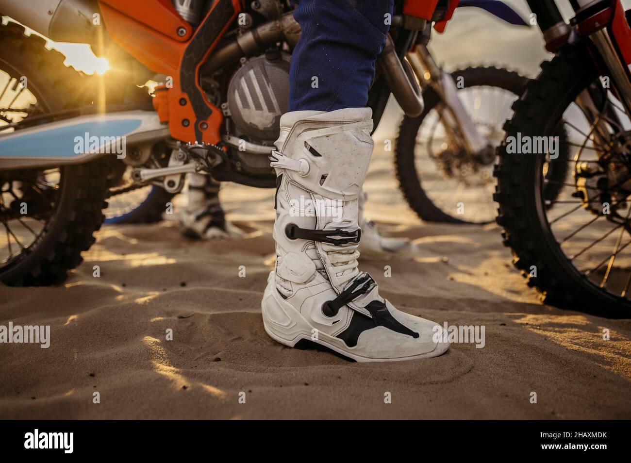Prove motociclistiche durante la gara di motocross primo piano stivali da pilota Foto Stock