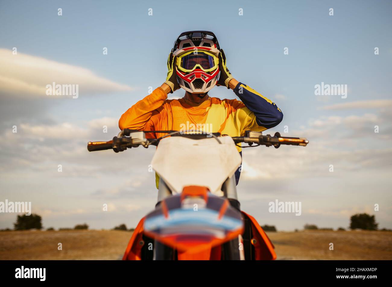 Ritratto del motociclista che decolla il casco Foto Stock
