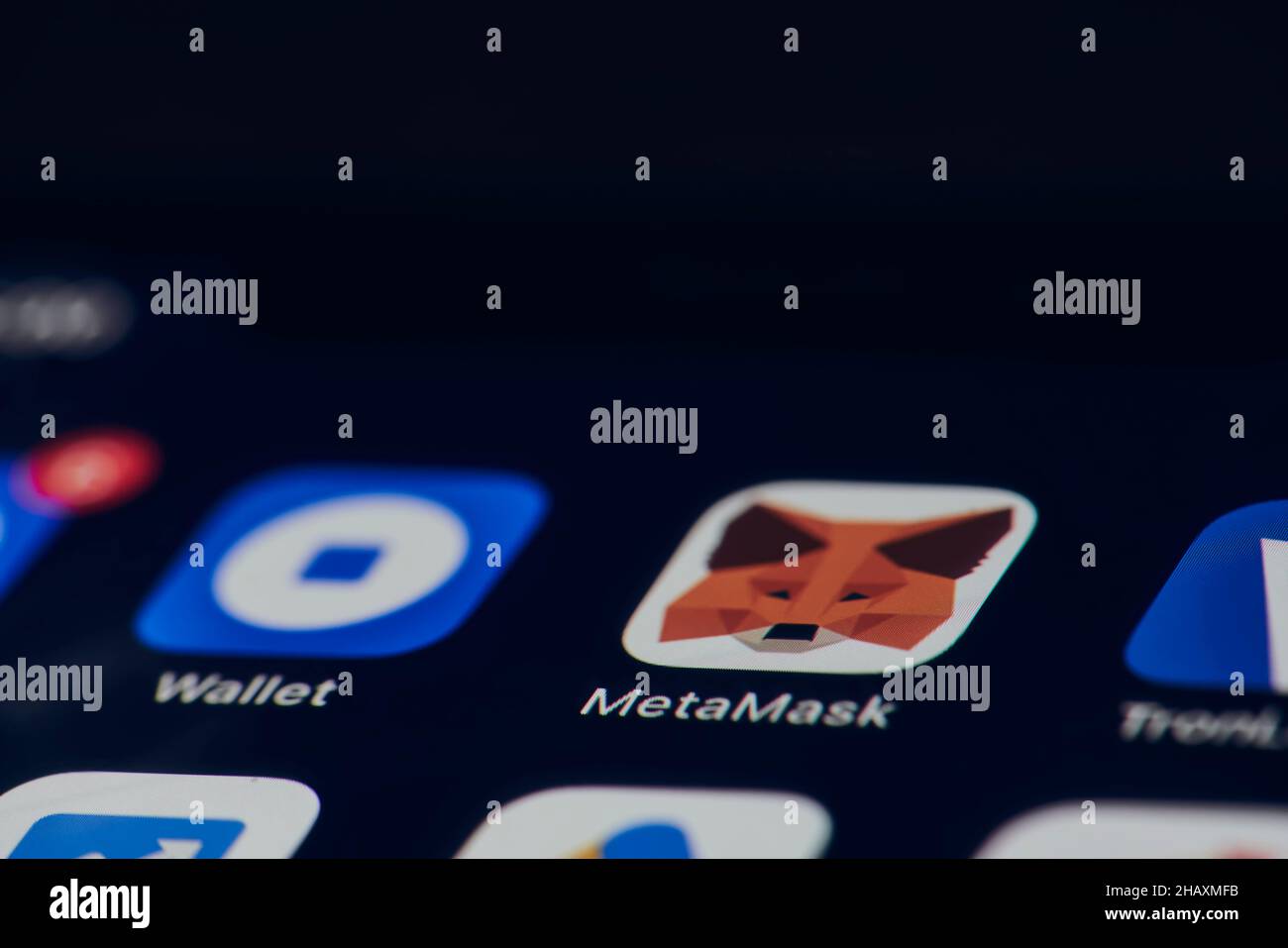 California, Stati Uniti - 25 novembre 2021: Metamask mobile app sullo schermo dello smartphone desktop. MetaMask - popolare software Cryptocurrency portafoglio utilizzato Foto Stock