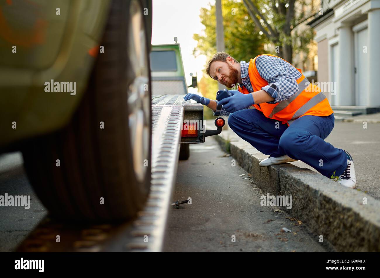 Evacuazione dell'auto e assistente tecnico al lavoro Foto Stock