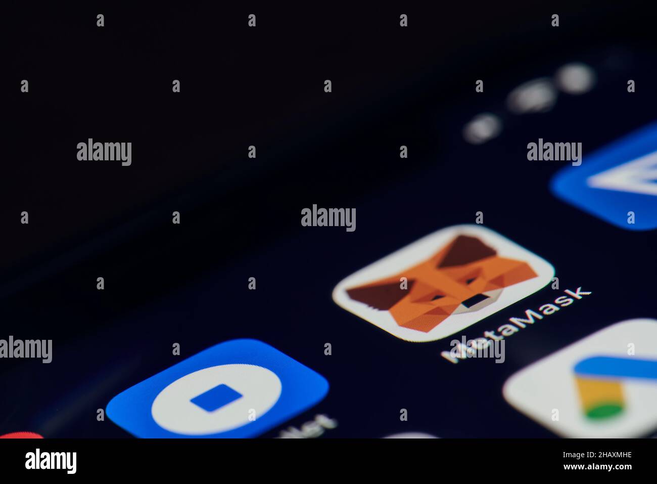 California, Stati Uniti - 25 novembre 2021: Metamask mobile app sullo schermo dello smartphone desktop. MetaMask - popolare software Cryptocurrency portafoglio utilizzato Foto Stock