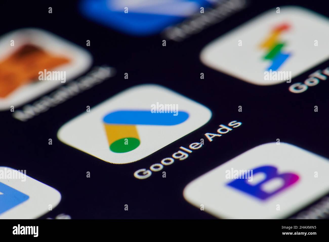 California, Stati Uniti - 25 novembre 2021: Google ads mobile app sullo schermo dello smartphone desktop. Icona dell'applicazione Google ADS su Apple iPhone Foto Stock