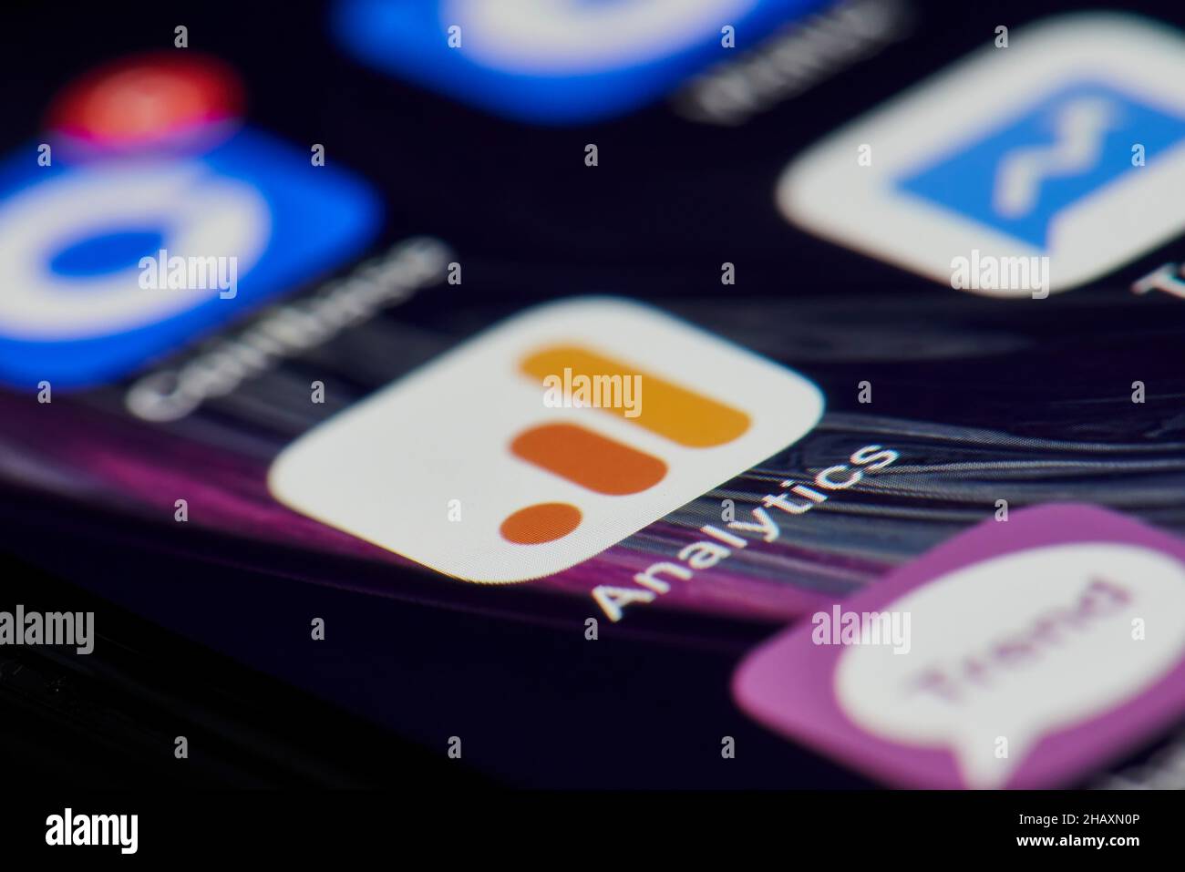 California, Stati Uniti - 25 novembre 2021: App mobile Google Analytics sullo schermo dello smartphone desktop. Icona dell'applicazione Google Analytics su Apple Foto Stock