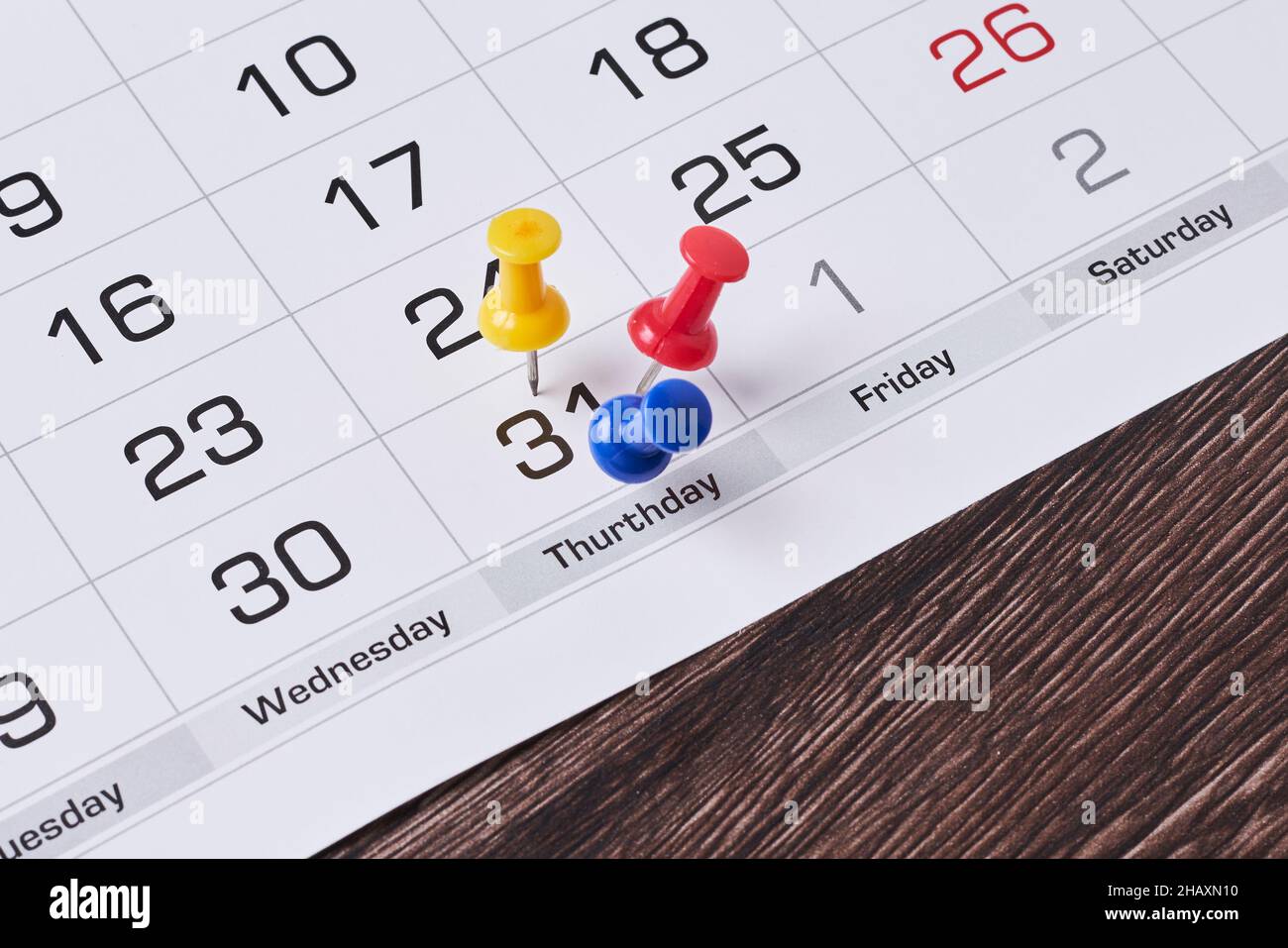 Concetto di ultima occasione con puntine colorate sul calendario mensile. Ultimo giorno del mese evidenziato nel calendario. Calendario mensile. Ultima occasione o scadenza Foto Stock