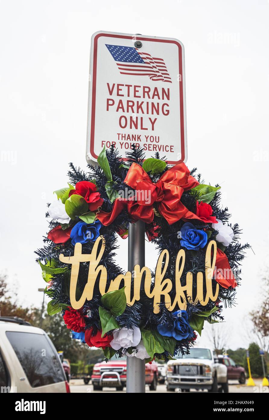 Speciale Veteran militare parcheggio spazio sportivo uno Wreath di Natale in un negozio Lowe's Home Improvement nel nord centro della Florida. Foto Stock
