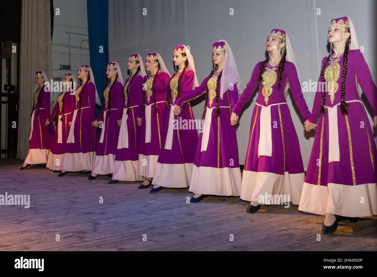 Omsk, Russia. 05 dicembre 2021. Dieci ragazze in costumi armeni etnici ballano la danza rituale nazionale dei ciliegi in fiore. Esecuzione dell'ensemble SA Foto Stock