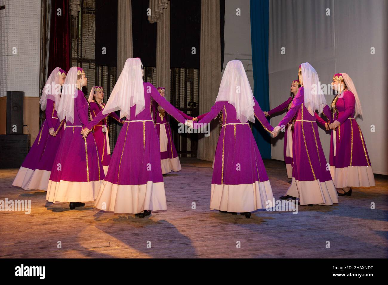 Omsk, Russia. 05 dicembre 2021. Dieci ragazze in costumi armeni etnici ballano il rituale nazionale dei ciliegi in fiore nella forma del roundelay. Performa Foto Stock