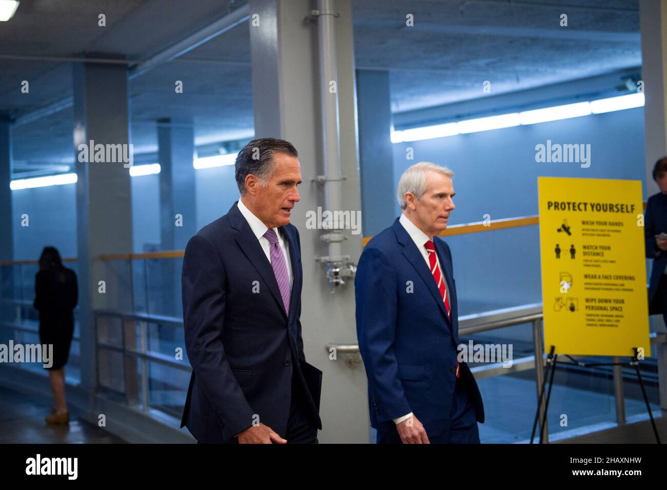 Il senatore degli Stati Uniti Mitt Romney (repubblicano dello Utah), a sinistra, e il senatore degli Stati Uniti Rob Portman (repubblicano dell'Ohio) fanno la loro strada attraverso la metropolitana del Senato durante un voto al Campidoglio degli Stati Uniti a Washington, DC, mercoledì 15 dicembre 2021. Credit: Rod Lammey/CNP /MediaPunch Foto Stock