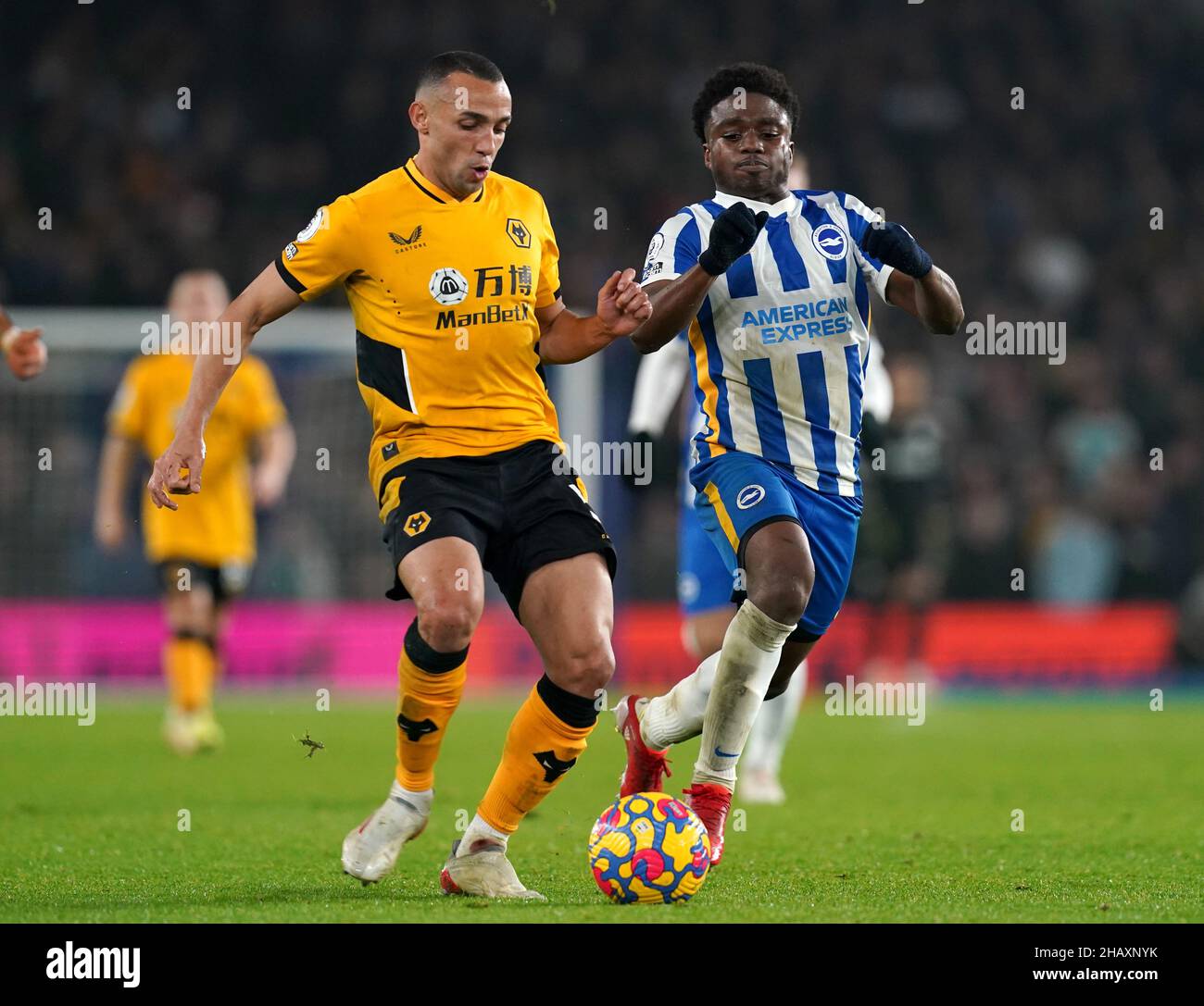 Wolverhampton Wanderers' Marcal (a sinistra) e Brighton e Hove Albion's Tariq Lamptey combattono per la palla durante la partita della Premier League allo stadio AMEX di Brighton. Data foto: Mercoledì 15 dicembre 2021. Foto Stock