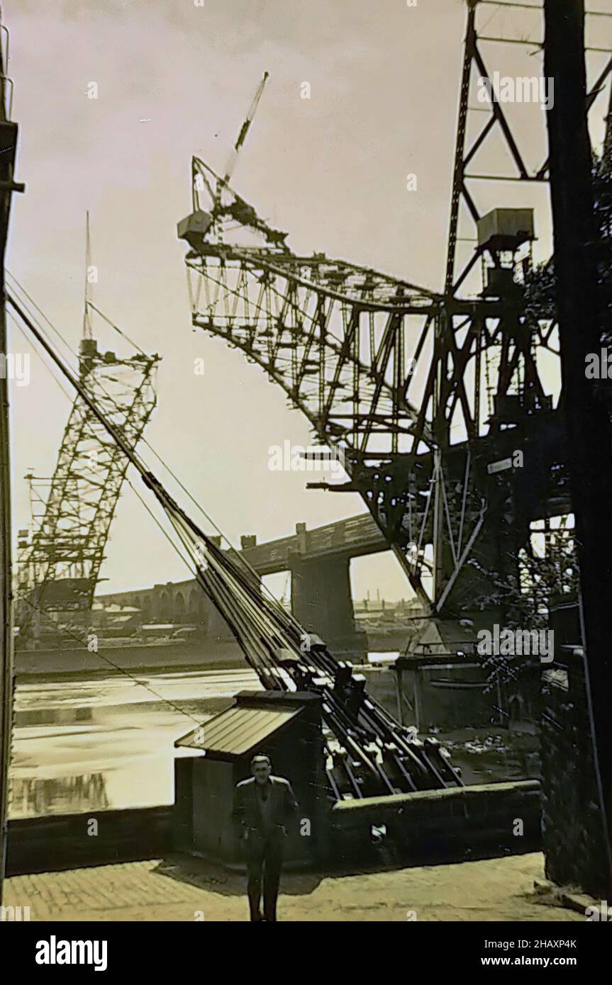 Il ponte Silver Jubilee Bridge è in costruzione alla fine del 1950s a Runcorn, Cheshire, Regno Unito Foto Stock