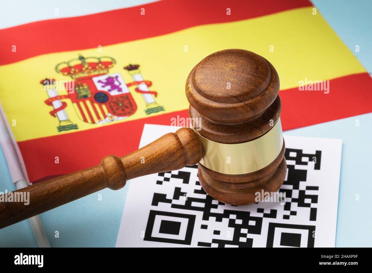 Giudice gavel, scheda del codice a barre e bandiera spagnola, il concetto di punizione amministrativa per violazione del regime utilizzando codici QR in Spagna Foto Stock