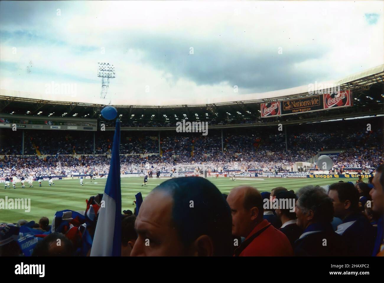 Tifosi all'interno del vecchio stadio di Wembley per la finale del Campionato Playoff nel 2000 Foto Stock