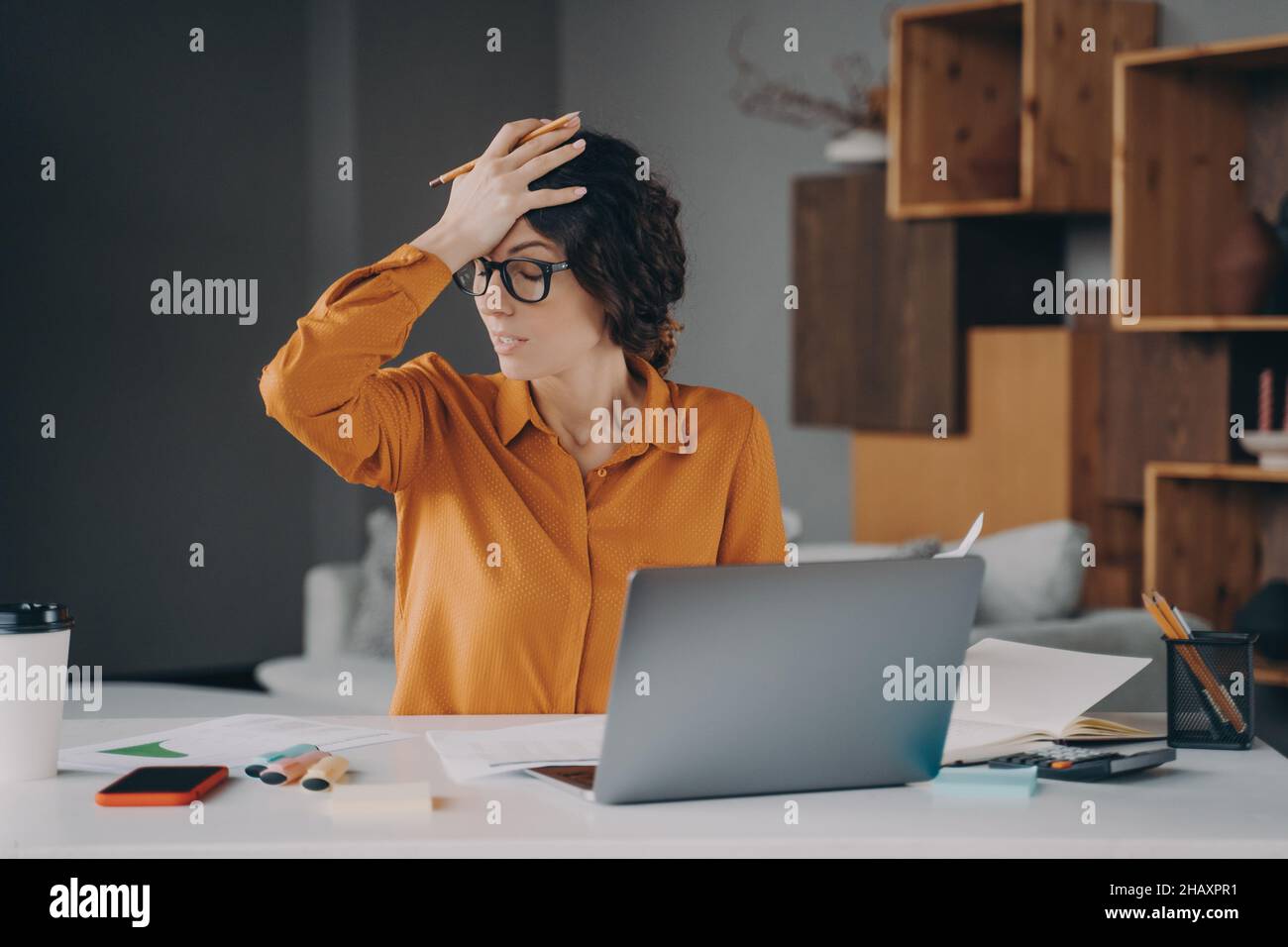 Frustrata dipendente italiano ha sottolineato di errore o problema con il computer Foto Stock