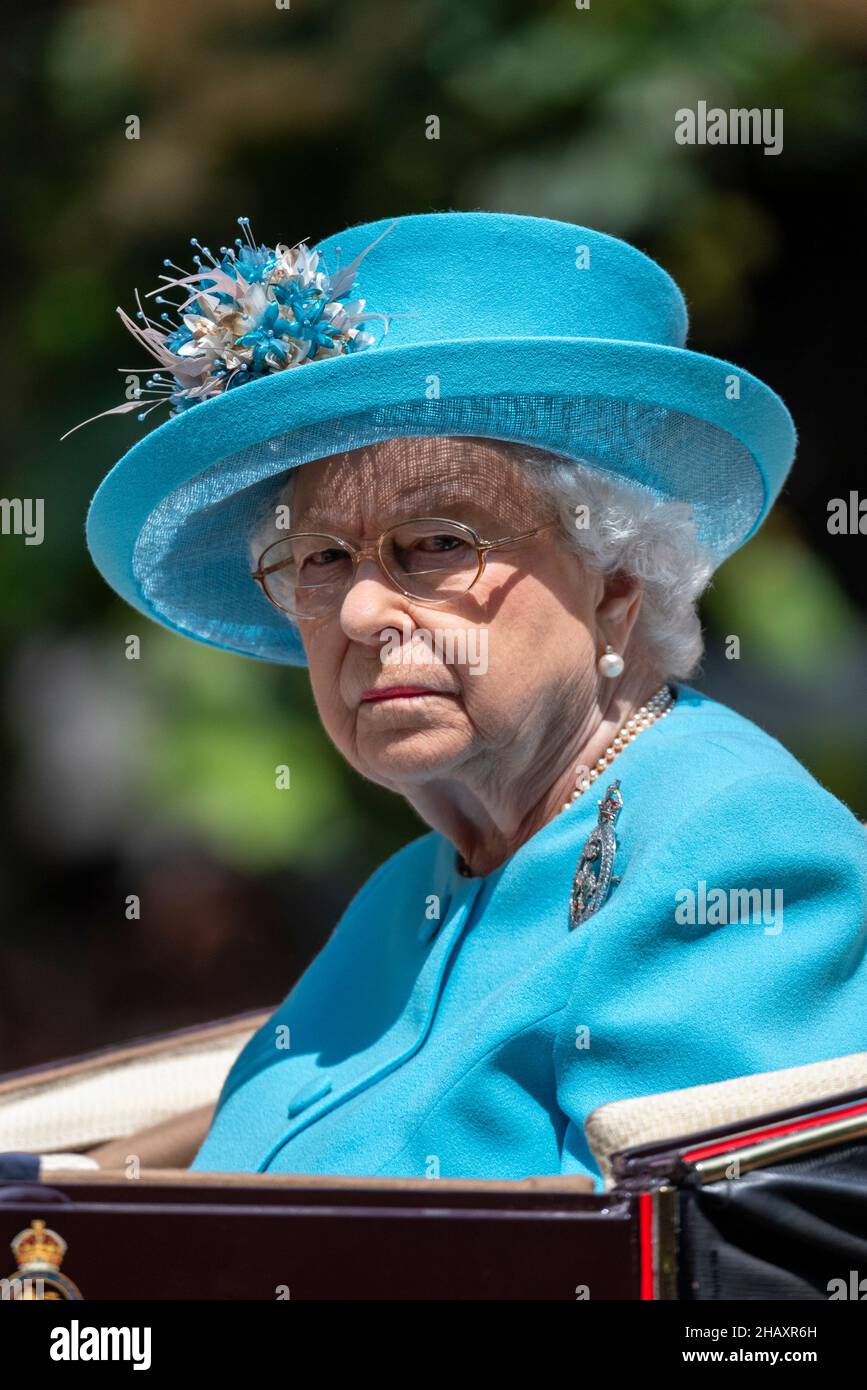 Regina Elisabetta II al Trooping The Color 2018 in abito blu Angela Kelly design. Solo in trasporto Foto Stock