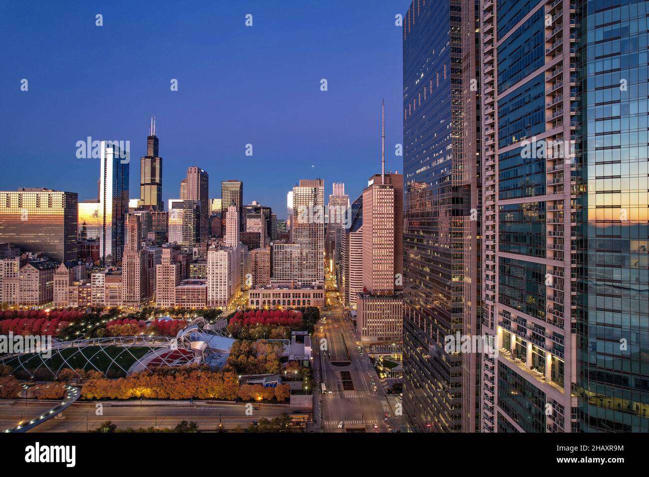 Millennium Park e vista aerea del paesaggio urbano all'alba, Chicago, Illinois, USA Foto Stock
