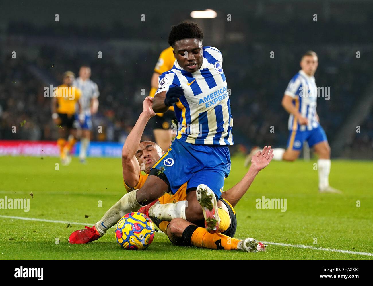 Brighton e Hove Albion's Tariq Lamptey (TOP) e Wolverhampton Wanderers' Marcal combattono per la palla durante la partita della Premier League allo stadio AMEX di Brighton. Data foto: Mercoledì 15 dicembre 2021. Foto Stock