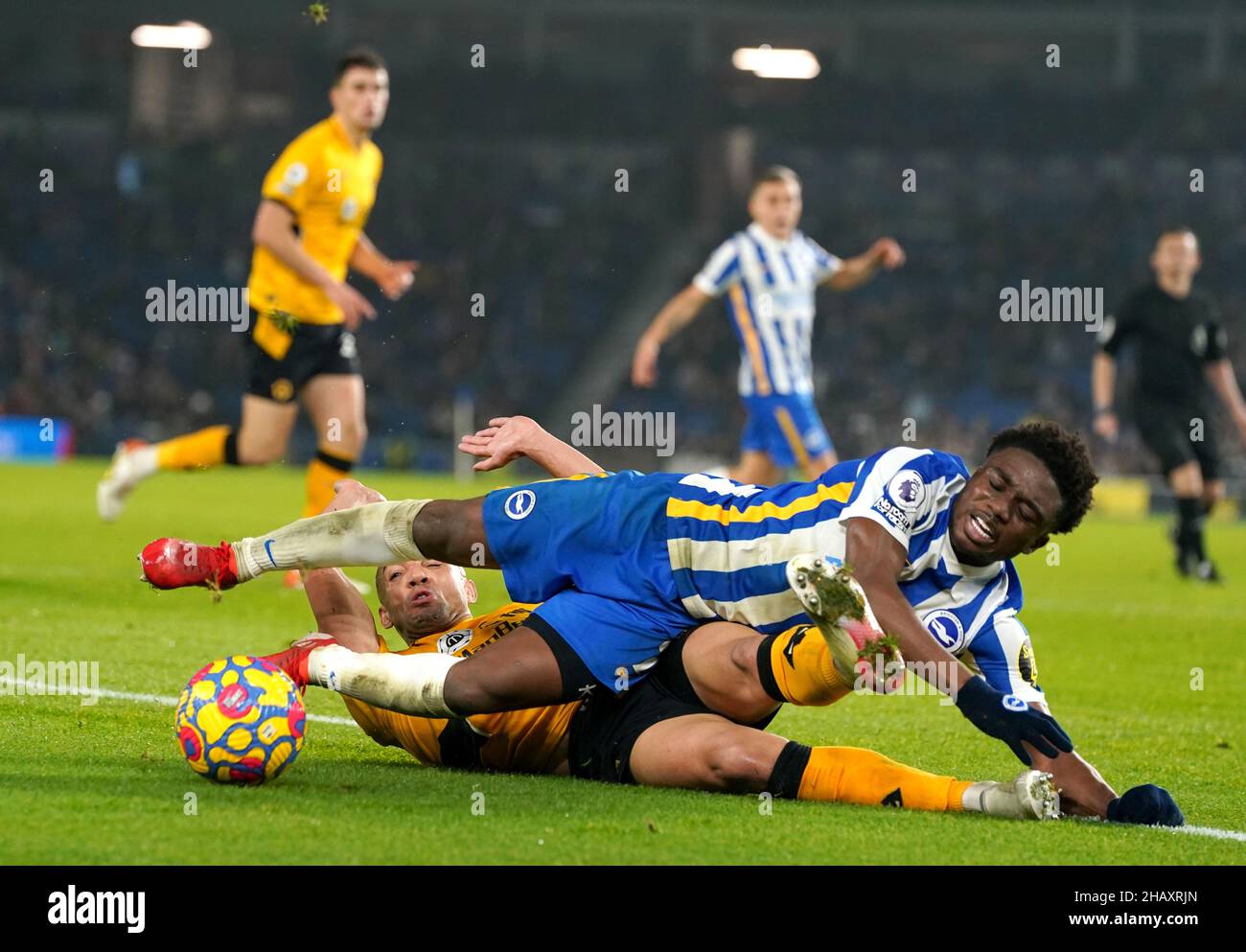 Brighton e Hove Albion's Tariq Lamptey (TOP) e Wolverhampton Wanderers' Marcal combattono per la palla durante la partita della Premier League allo stadio AMEX di Brighton. Data foto: Mercoledì 15 dicembre 2021. Foto Stock