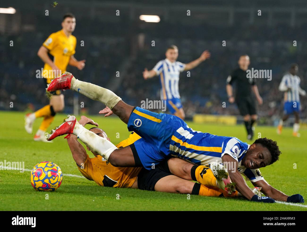 Brighton e Hove Albion's Tariq Lamptey (TOP) e Wolverhampton Wanderers' Marcal combattono per la palla durante la partita della Premier League allo stadio AMEX di Brighton. Data foto: Mercoledì 15 dicembre 2021. Foto Stock