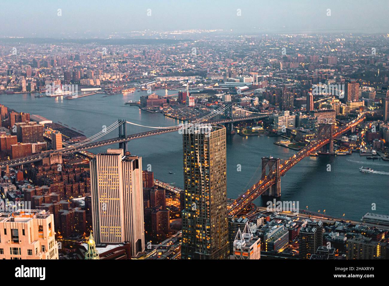 Vista al tramonto di Manhattan e Brooklyn dal ponte dell'osservatorio di One World Trade, Freedom Tower. New York, New York. Foto Stock