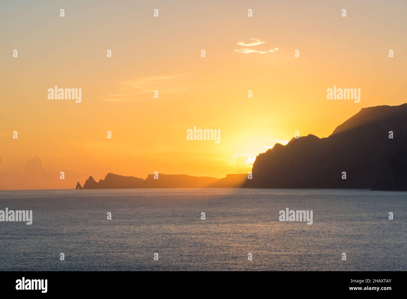 Alba sopra le scogliere di Ponta do Guindaste, Madeira Foto Stock