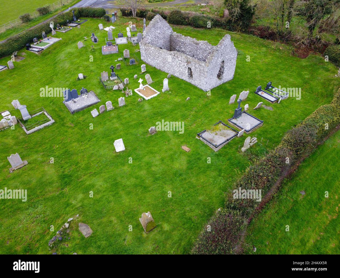 Le rovine di una chiesa del 13th secolo a Cranfield e St Olcan's Shrine sulle rive di Lough Neagh a Churchtown Point, Antrim, Irlanda del Nord Foto Stock