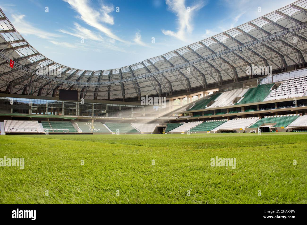 Vista del campo e delle bancarelle del Giresunspor Cotanak Stadium, interno dello stadio vuoto, campo di calcio panoramico. Giresun, Turchia - Settembre Foto Stock
