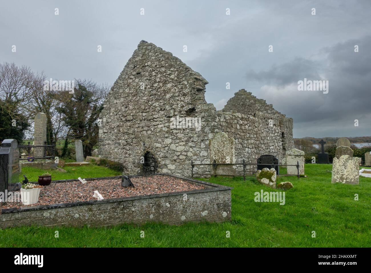 Le rovine di una chiesa del 13th secolo a Cranfield e St Olcan's Shrine sulle rive di Lough Neagh a Churchtown Point, Antrim, Irlanda del Nord Foto Stock