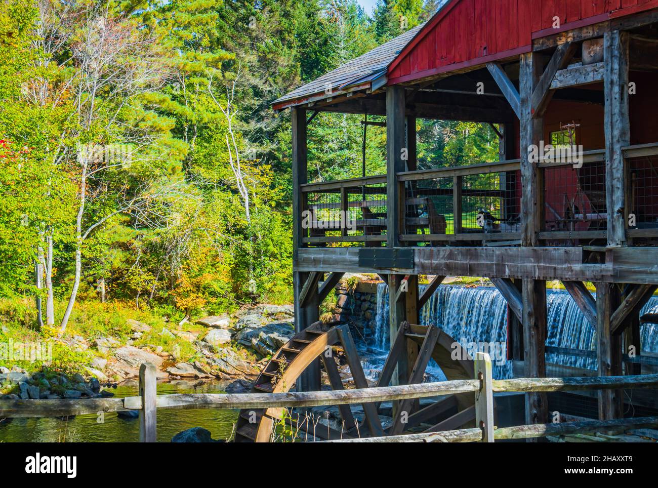 Splendida cornice del vecchio Mill Museum, ruota d'acqua, laghetto e cascata sul West River nello storico Weston Village in Vermont Foto Stock