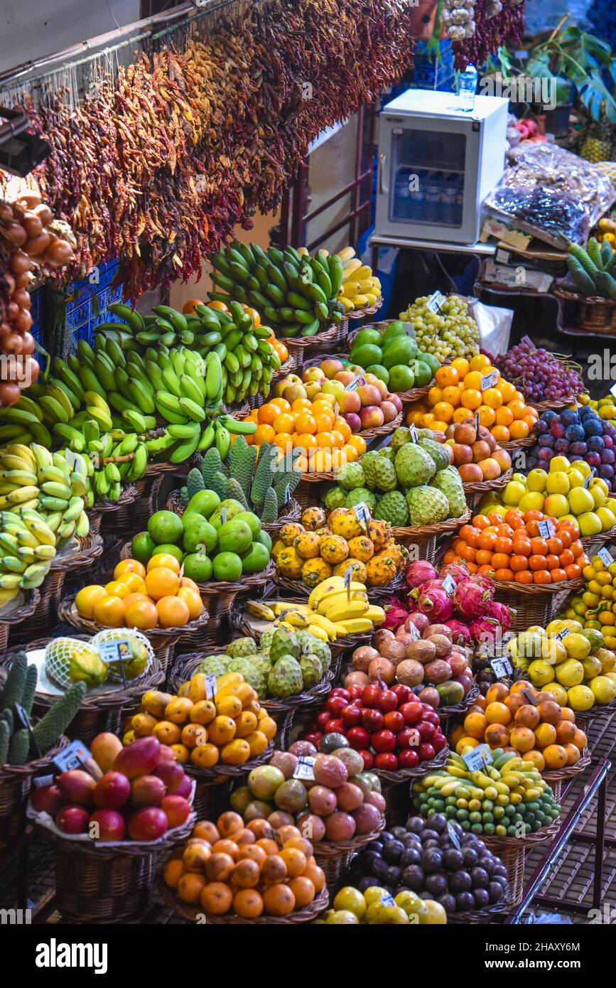 Frutta stratificata in Mercado dos Lavradores, Funchal, Madeira Foto Stock