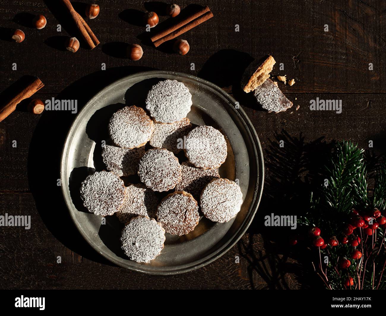 Vista laterale del corpo di felice elegante giovane femmina dentro boho abito da sposa maxi e corona in piedi su passerella di legno in legno verde e guardando la macchina fotografica Foto Stock