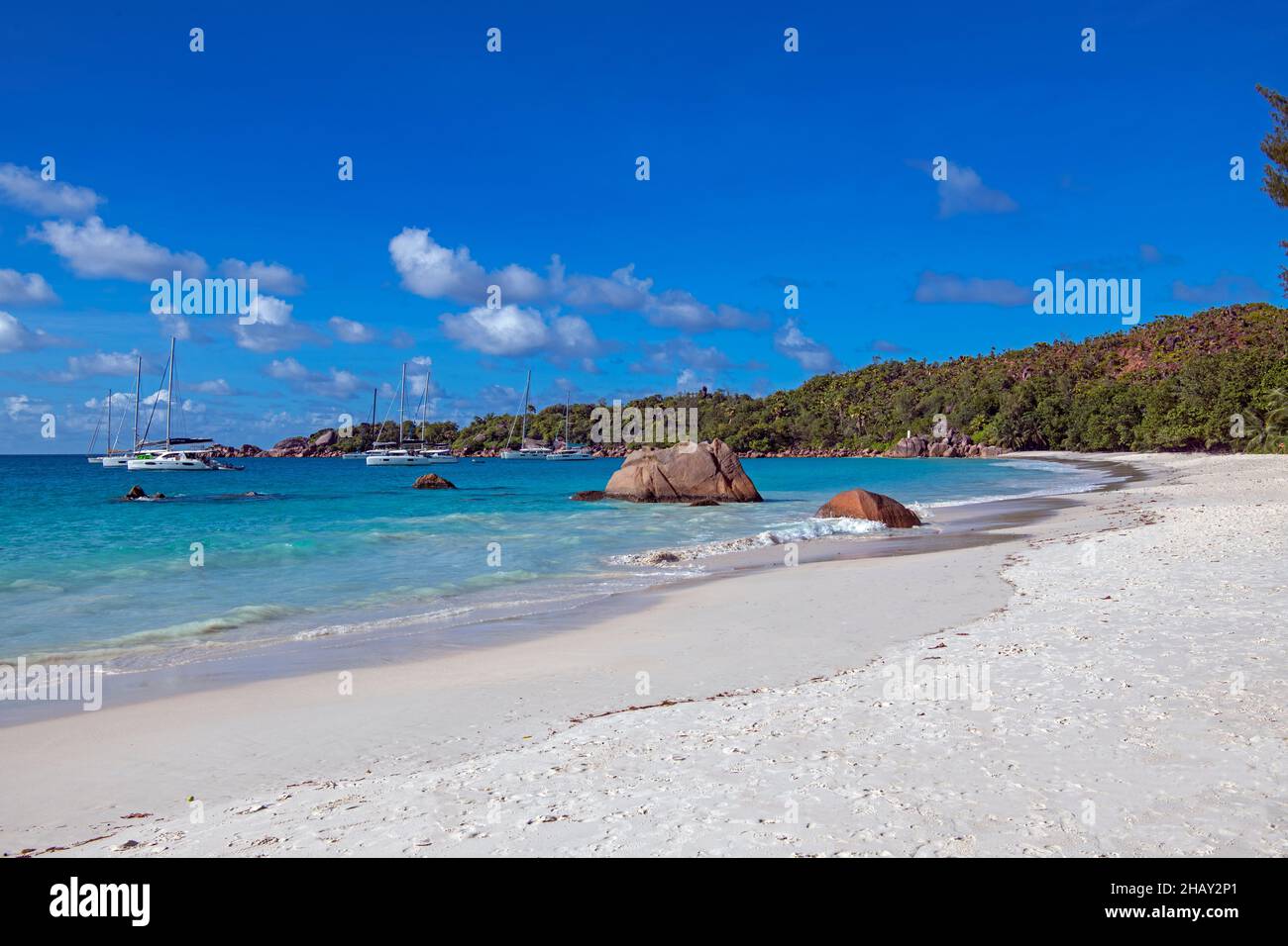 Vista panoramica con yacht ormeggiati Chevalier Bay e Chevalier Point Anse Lazio Praslin Island Seychelles Foto Stock