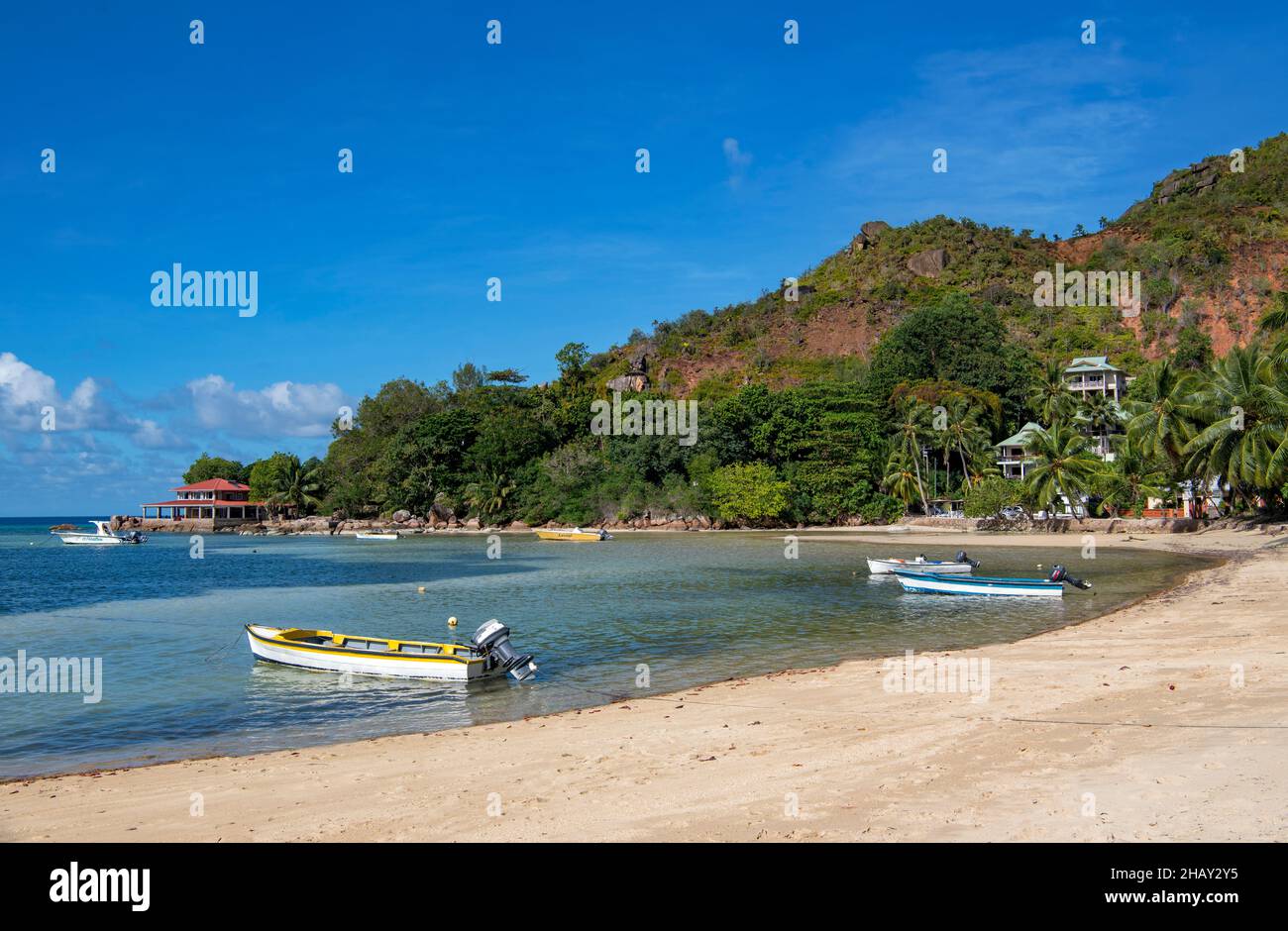 Piccola baia con barche da pesca Anse Petit Cour Praslin Island Seychelles Foto Stock