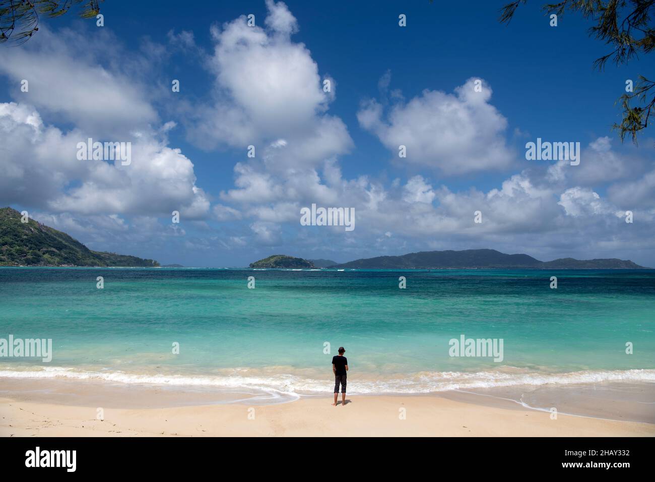 Anse Zigoui Beach Isola di Praslin con vista distante di la Digue Island Seychelles Foto Stock