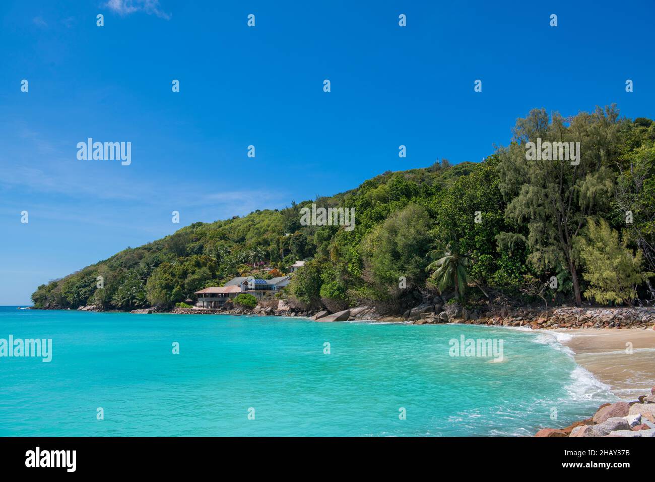 Spiaggia di Zigoui e Chalets Cote de Mer Praslin Seychelles Foto Stock