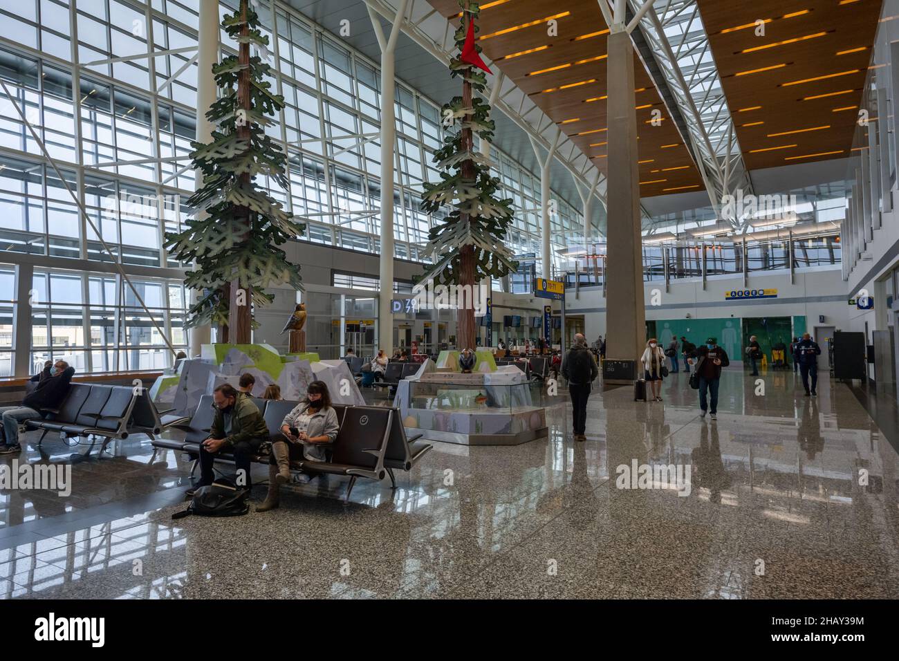 Calgary, Canada - 2 ottobre 2021: Passeggeri in attesa dei voli all'interno dell'aeroporto internazionale di Calgary Foto Stock