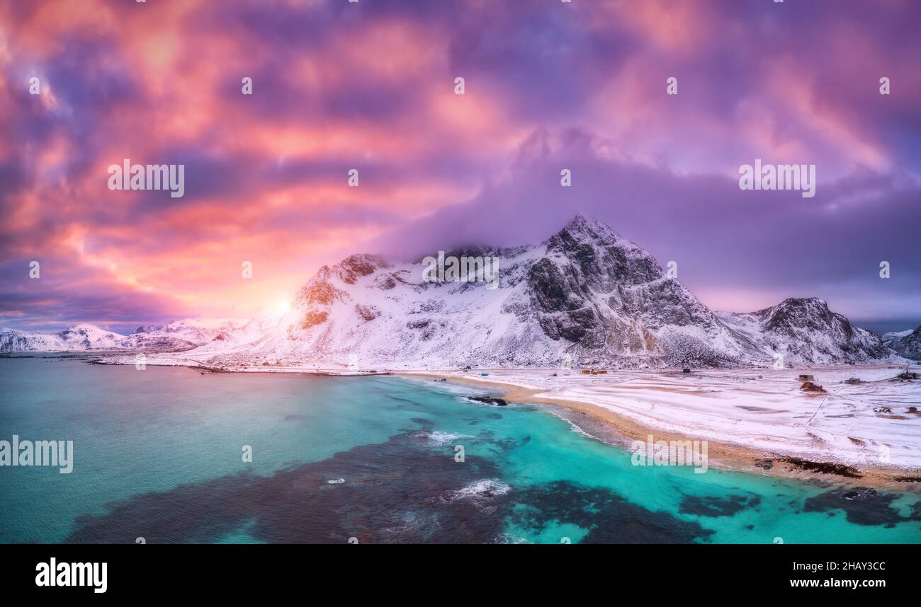 Spiaggia di sabbia nordica con mare blu in inverno al tramonto Foto Stock