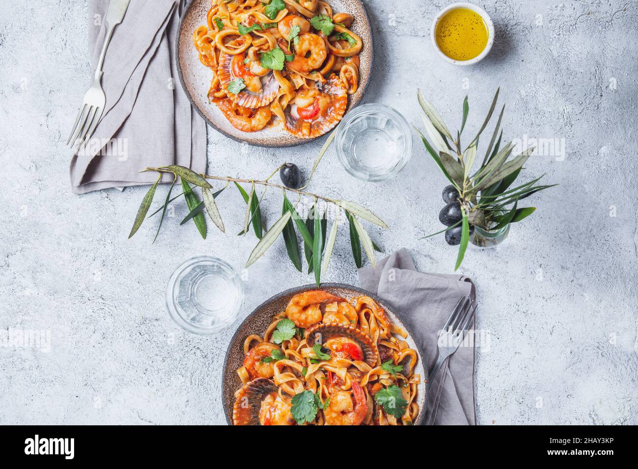 Pasta di pesce. Fettucini desidera capesante in un tavolo impostazione Foto Stock