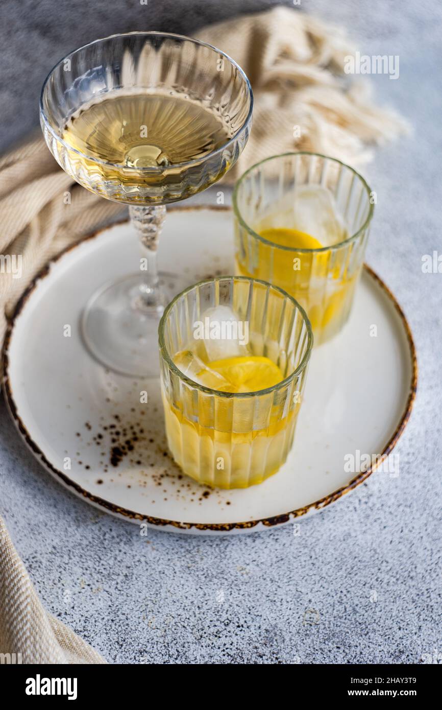 Due bicchieri di cocktail vodka con limone e cubetti di ghiaccio su un tavolo Foto Stock