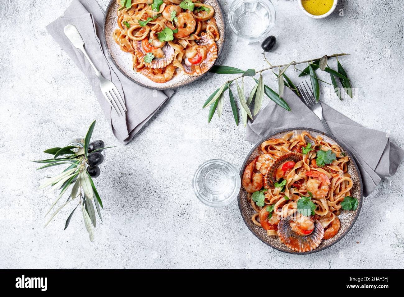 Pasta di pesce. Fettucini desidera capesante in un tavolo impostazione Foto Stock