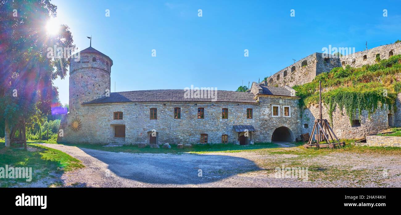Panorama della porta Russa con torre, bastione di pietra ed edifici storici, Kamianets-Podilskyi, Ucraina Foto Stock