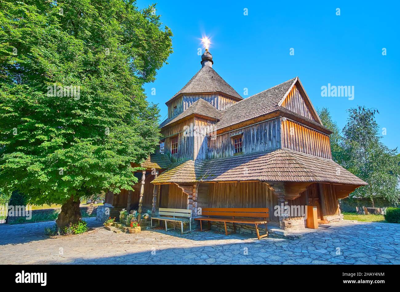 La chiesa di legno di Esaltazione della Santa Crossi uno dei principali punti di riferimento, situato nel canyon del fiume Smotrych di Kamianets-Podilskyi, Ucraina Foto Stock