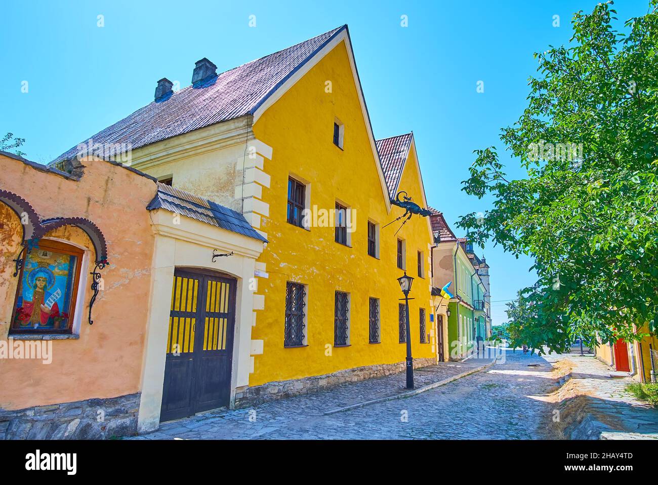 Goditi una passeggiata di un giorno nella città vecchia con vista sull'edificio medievale della Magistrata russa, situato in via Pyatnytska, Kamianets-Podilskyi, Ucraina Foto Stock