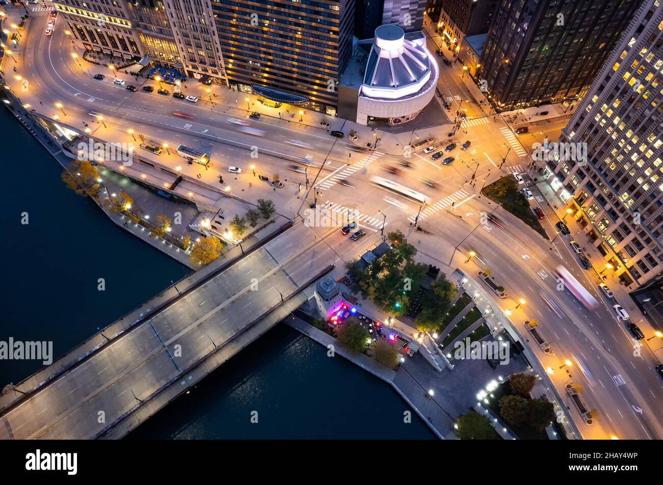 Vista aerea del paesaggio urbano del centro e ponte sul fiume Chicago di notte, Chicago, Illinois, USA Foto Stock