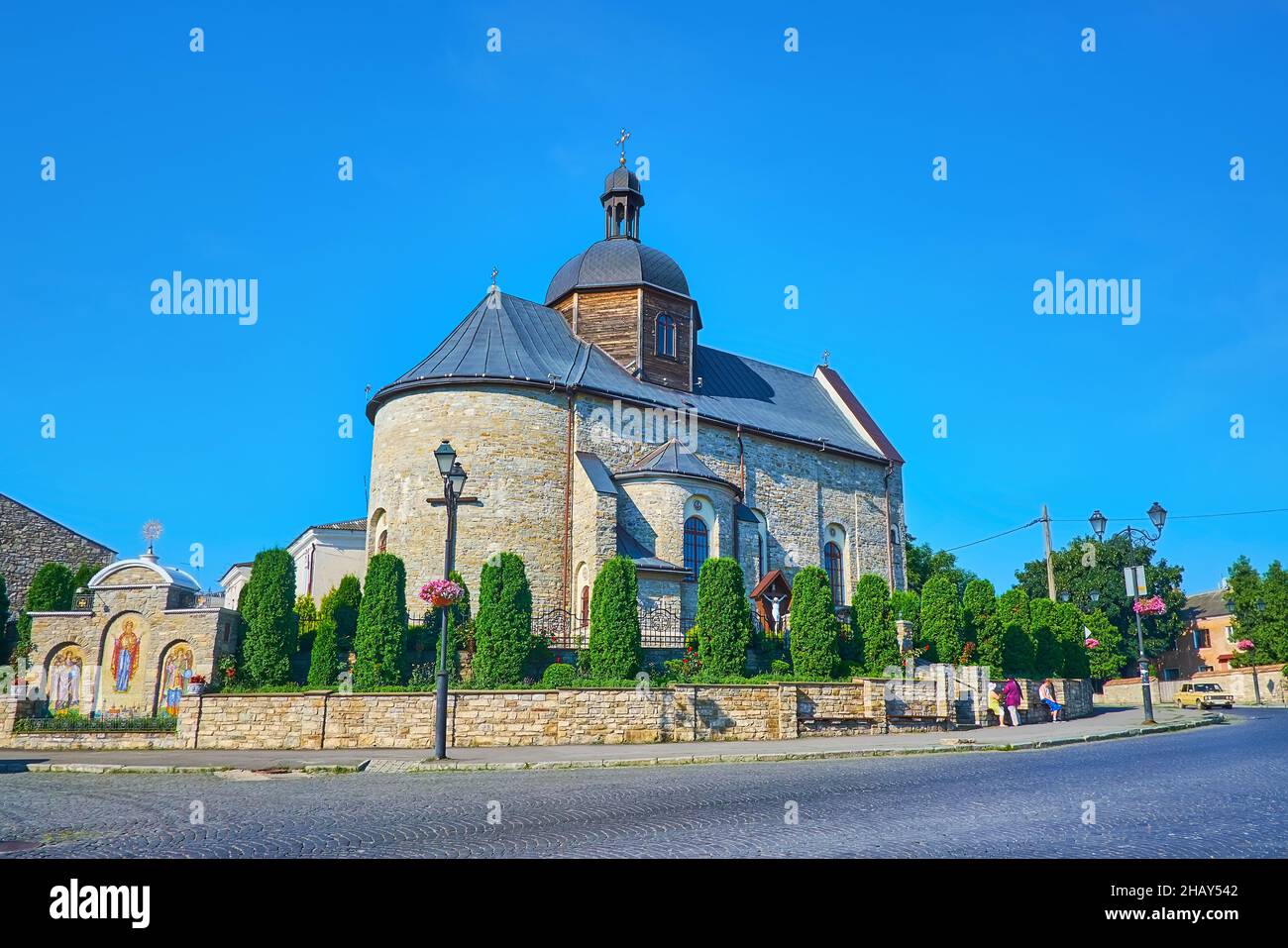 La chiesa medievale in pietra della Santissima Trinità, circondata da giardino topiario e situata in via Troitska (Trinity) a Kamianets-Podilskyi, Ucraina Foto Stock