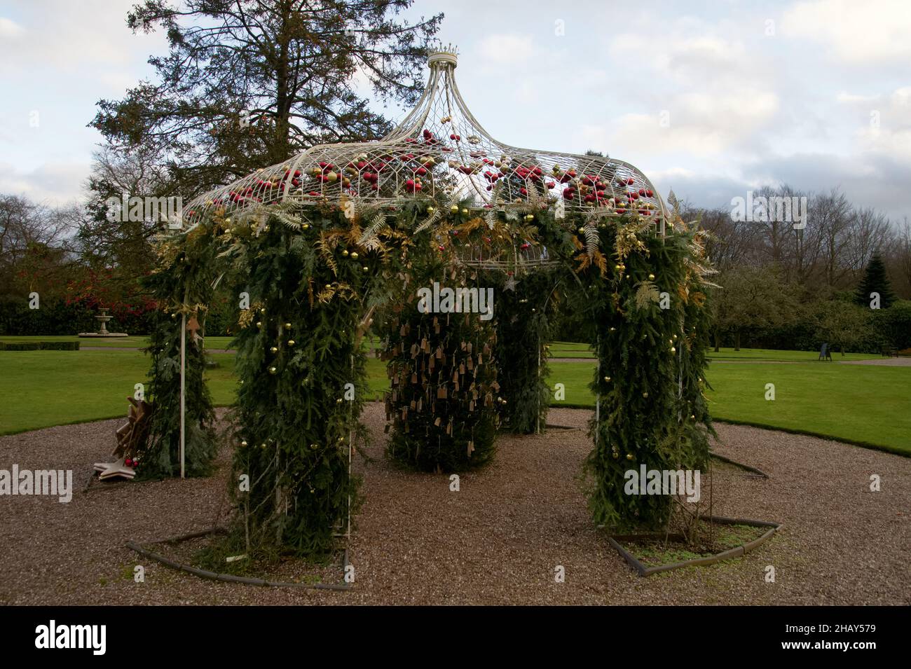 Albero dei desideri coperto di Natale - a Tatton Park, Cheshire, Inghilterra Foto Stock
