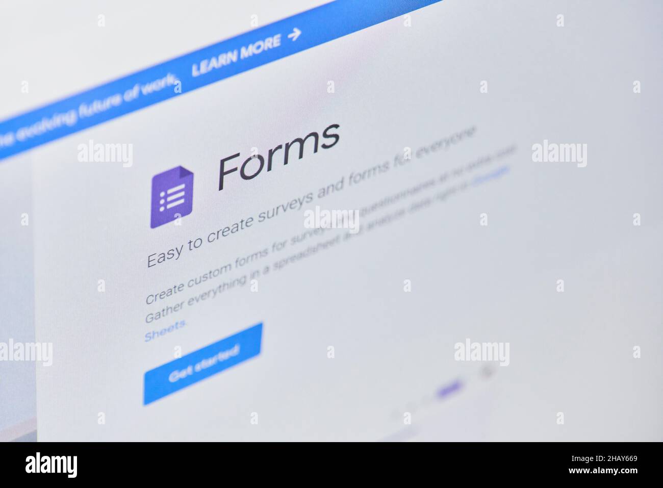 California, Stati Uniti - 25 Novembre 2021: Google forma la pagina web sul monitor del computer. Google Forms - software gratuito di amministrazione di indagine, basato sul web Foto Stock