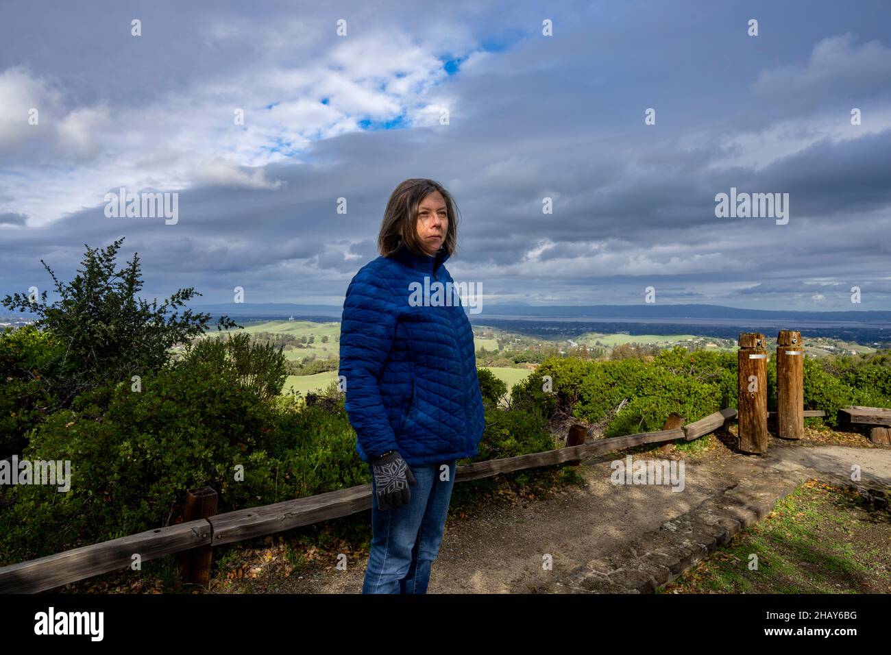 Potenti ritratti di Donna di mezza età in colline che si affacciano sulla baia di San Francisco Foto Stock
