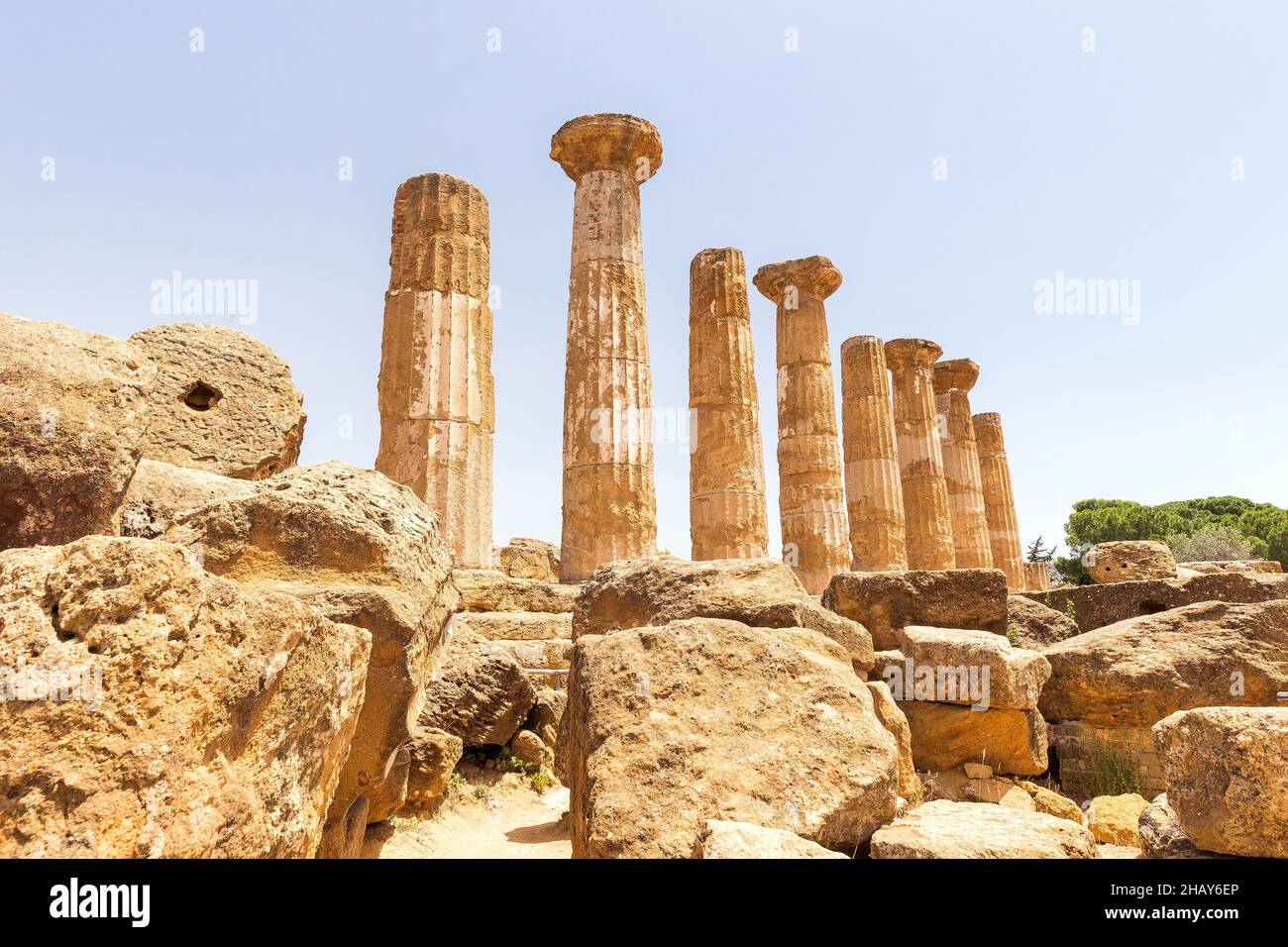 Bellissimi paesaggi del Tempio di Ercole (Tempio di Ercole) in Valle dei Templi, Agrigento, Sicilia, Italia. Foto Stock