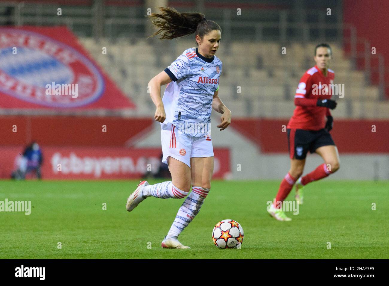 Monaco di Baviera, Germania. 15th Dic 2021. Monaco di Baviera, Germania, dicembre 15th 2021: Sarah Zadrazil (25 FC Bayern Monaco di Baviera) durante la fase della UEFA Womens Champions League Group tra il Bayern Monaco di Baviera e Benfica Lisbona presso il campus FC Bayern a Monaco di Baviera, Germania. Sven Beyrich/SPP Credit: SPP Sport Press Photo. /Alamy Live News Foto Stock